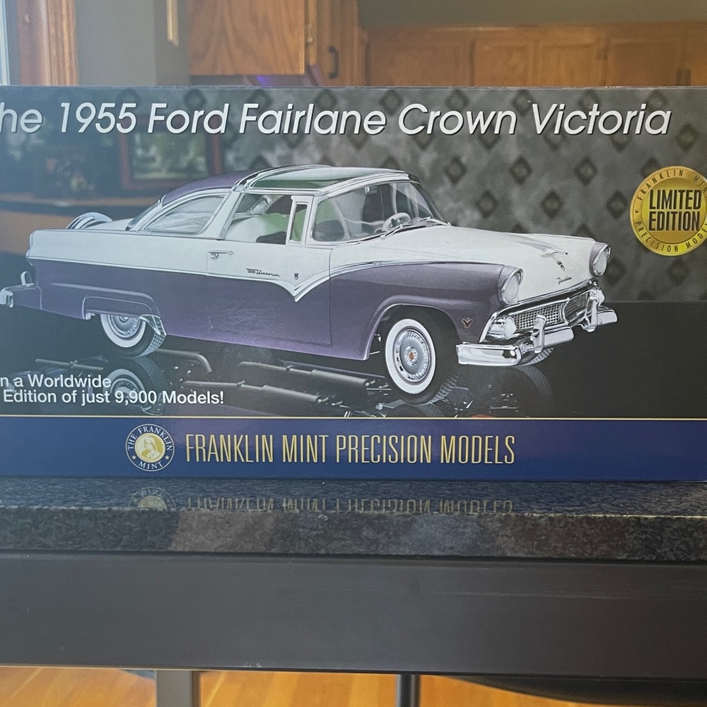 Franklin Mint Purple and White 1955 Ford Fairlane Crown Victoria Model 1:24 scal